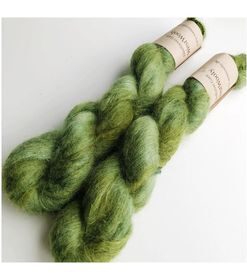 WestWooly Silke Mohair er blødt, lækkert og fyldigt garn, og det kan bruges til utallige formål som sweatre, sjaler og ikke mindst strik du ønsker at tilføre ekstra glans og kærlighed. Silke mohair er velegnet som følgetråd men kan også strikkes alene med 1 eller 2 tråde. Materiale: 75 % Superkidmohair, 25 % Morbærsilke Vejledende pinde: 3-4 mm Vejledende strikkefasthed: 32-40 masker pr 10 cm Løbelængde: 420 m pr fed a' 50 g Vaskeanvisning: håndvask, gerne i uldsæbe, kan centrifugeres i maskine – tørres liggende Jeg håndfarver alle fed i små partier, husk derfor at bestille fed nok til dit projekt Vær opmærksom på, at farven på billedet kan afvige en smule fra virkeligheden, da det afhænger af skærmens farvekalibrering. Der kan således  være nuanceforskelle fra skærm til skærm. 
