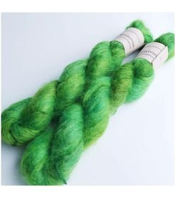 WestWooly Silke Mohair er blødt, lækkert og fyldigt garn, og det kan bruges til utallige formål som sweatre, sjaler og ikke mindst strik du ønsker at tilføre ekstra glans og kærlighed. Silke mohair er velegnet som følgetråd men kan også strikkes alene med 1 eller 2 tråde. Materiale: 75 % Superkidmohair, 25 % Morbærsilke Vejledende pinde: 3-4 mm Vejledende strikkefasthed: 32-40 masker pr 10 cm Løbelængde: 420 m pr fed a' 50 g Vaskeanvisning: håndvask, gerne i uldsæbe, kan centrifugeres i maskine – tørres liggende Jeg håndfarver alle fed i små partier, husk derfor at bestille fed nok til dit projekt Vær opmærksom på, at farven på billedet kan afvige en smule fra virkeligheden, da det afhænger af skærmens farvekalibrering. Der kan således  være nuanceforskelle fra skærm til skærm. 