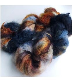 WestWooly Fat Mohair er et tykt mohairgarn i en dejlig tykkelse. Dette garn er enormt blødt med en god fylde og kan bruges i mange sammenhænge, som eks de lune sweatre på større pinde. Garnet kan bruges alene eller sammen med en tråd ufarvet merino, merino/Tencel, Merino/silke eller merino single. Jeg håndfarver alle fed i små partier, husk derfor at bestille fed nok til dit projekt Fiberindhold: 78% kid mohair, 13% merino, 9% nylon Anbefalet pind: 7-10 mm Løbelængde: 200 meter / 100 g i hvert fed Vaskeanvisning: håndvask 30 grader, gerne med uldsæbe, slynges vaskepose i maskine, tørres liggende Håndfarvet garn er et spændende og interessant materiale at arbejde med.  Alle fed er farvet i hånden og helt unikke.Derfor vil der opleves forskelle i de enkelte fed. Når du strikker med håndfarvet garn, kan du med fordel strikke med to forskellige nøgler på samme tid. Strik eks. 2-5 omgange med hvert nøgle, hvormed du  