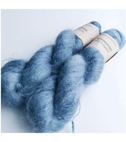 WestWooly Silke Mohair er blødt, lækkert og fyldigt garn, og det kan bruges til utallige formål som sweatre, sjaler og ikke mindst strik du ønsker at tilføre ekstra glans og kærlighed. Silke mohair er velegnet som følgetråd men kan også strikkes alene med 1 eller 2 tråde. Materiale: 75 % Superkidmohair, 25 % Morbærsilke Vejledende pinde: 3-4 mm Vejledende strikkefasthed: 32-40 masker pr 10 cm Løbelængde: 420 m pr fed a' 50 g Vaskeanvisning: håndvask, gerne i uldsæbe, kan centrifugeres i maskine – tørres liggende Jeg håndfarver alle fed i små partier, husk derfor at bestille fed nok til dit projekt Vær opmærksom på, at farven på billedet kan afvige en smule fra virkeligheden, da det afhænger af skærmens farvekalibrering. Der kan således  være nuanceforskelle fra skærm til skærm. 