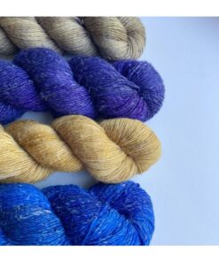 Forside 11 WestWooly Merino/ Hør 360 SW, er et blødt, lækkert og robust garn, og det kan bruges til mange formÃ¥l som sweatre, sjaler og ikke mindst strik til børn. Dertil er dette hørgarn meget velegnet til dig, der let fÃ¥r det alt for varmt i andre former for strik, da hør er temperaturregulerende og kølende. Garnet er hÃ¥rdt spundet af lange og bløde fibre og er er dertil velegnet til sensitive og uldsarte. Materiale: 90 % merino (19, 5 mic), 10 % hør Vejledende pinde: 2,5-4 mm Vejledende strikkefasthed: 28-36 masker pÃ¥ 10 cm Løbelængde: 360 m pr fed a' 100 g Vaskeanvisning: hÃ¥ndvask, gerne i uldsæbe, kan centrifugeres i maskine – tørres liggende Vær opmærksom pÃ¥, at farven pÃ¥ billedet kan afvige en smule fra virkeligheden, da det afhænger af skærmens farvekalibrering. Der kan sÃ¥ledes ogsÃ¥ være nuanceforskelle fra skærm til skærm. HÃ¥ndfarvet garn er et spændende og interessant materiale at arbejde med. Alle fed er farvet i hÃ¥nden og helt unikke.Derfor vil der opleves forskelle i de enkelte fed. NÃ¥r du strikker med hÃ¥ndfarvet garn, kan du med fordel strikke med to forskellige nøgler pÃ¥ samme tid. Strik eks. 2-5 omgange med hvert nøgle, hvormed duÂ