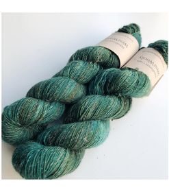 WestWooly Merino/ Hør 360 SW, er et blødt, lækkert og robust garn, og det kan bruges til mange formål som sweatre, sjaler og ikke mindst strik til børn. Dertil er dette hørgarn meget velegnet til dig, der let får det alt for varm i andre former for strik, da hør er temperaturregulerende og kølende. Garnet er hårdt spundet af lange og bløde fibre og er er dertil velegnet til sensitive og uldsarte. Materiale: 90 % merino (19, 5 mic), 10 % hør Vejledende pinde: 2,5-4 mm Vejledende strikkefasthed: 28-36 masker på 10 cm Løbelængde: 360 m pr fed a' 100 g Vaskeanvisning: håndvask, gerne i uldsæbe, kan centrifugeres i maskine – tørres liggende Vær opmærksom på, at farven på billedet kan afvige en smule fra virkeligheden, da det afhænger af skærmens farvekalibrering. Der kan således også være nuanceforskelle fra skærm til skærm. Håndfarvet garn er et spændende og interessant materiale at arbejde med.  Alle fed er farvet i hånden og helt unikke.Derfor vil der opleves forskelle i de enkelte fed. Når du strikker med håndfarvet garn, kan du med fordel strikke med to forskellige nøgler på samme tid. Strik eks. 2-5 omgange med hvert nøgle, hvormed du  