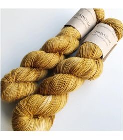 WestWooly Merino/ Hør 360 SW, er et blødt, lækkert og robust garn, og det kan bruges til mange formål som sweatre, sjaler og ikke mindst strik til børn. Dertil er dette hørgarn meget velegnet til dig, der let får det alt for varm i andre former for strik, da hør er temperaturregulerende og kølende. Garnet er hårdt spundet af lange og bløde fibre og er er dertil velegnet til sensitive og uldsarte. Materiale: 90 % merino (19, 5 mic), 10 % hør Vejledende pinde: 2,5-4 mm Vejledende strikkefasthed: 28-36 masker på 10 cm Løbelængde: 360 m pr fed a' 100 g Vaskeanvisning: håndvask, gerne i uldsæbe, kan centrifugeres i maskine – tørres liggende Vær opmærksom på, at farven på billedet kan afvige en smule fra virkeligheden, da det afhænger af skærmens farvekalibrering. Der kan således også være nuanceforskelle fra skærm til skærm. Håndfarvet garn er et spændende og interessant materiale at arbejde med.  Alle fed er farvet i hånden og helt unikke.Derfor vil der opleves forskelle i de enkelte fed. Når du strikker med håndfarvet garn, kan du med fordel strikke med to forskellige nøgler på samme tid. Strik eks. 2-5 omgange med hvert nøgle, hvormed du  