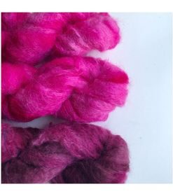 Strikkekit med 3 fed Fat Mohair WestWooly Fat Mohair er et tykt mohairgarn i en dejlig tykkelse. Dette garn er enormt blødt med en god fylde og kan bruges i mange sammenhænge, som eks de lune sweatre på større pinde. Garnet kan bruges alene eller sammen med en tråd ufarvet merino, merino/Tencel, Merino/silke eller merino single. Jeg håndfarver alle fed i små partier, husk derfor at bestille fed nok til dit projekt Fiberindhold: 78% kid mohair, 13% merino, 9% nylon Anbefalet pind: 7-10 mm Løbelængde: 200 meter / 100 g i hvert fed Vaskeanvisning: håndvask 30 grader, gerne med uldsæbe, slynges vaskepose i maskine, tørres liggende Håndfarvet garn er et spændende og interessant materiale at arbejde med.  Alle fed er farvet i hånden og helt unikke.Derfor vil der opleves forskelle i de enkelte fed. Når du strikker med håndfarvet garn, kan du med fordel strikke med to forskellige nøgler på samme tid. Strik eks. 2-5 omgange med hvert nøgle, hvormed du  