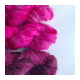 Strikkekit med 3 fed Fat Mohair WestWooly Fat Mohair er et tykt mohairgarn i en dejlig tykkelse. Dette garn er enormt blødt med en god fylde og kan bruges i mange sammenhænge, som eks de lune sweatre på større pinde. Garnet kan bruges alene eller sammen med en tråd ufarvet merino, merino/Tencel, Merino/silke eller merino single. Jeg håndfarver alle fed i små partier, husk derfor at bestille fed nok til dit projekt Fiberindhold: 78% kid mohair, 13% merino, 9% nylon Anbefalet pind: 7-10 mm Løbelængde: 200 meter / 100 g i hvert fed Vaskeanvisning: håndvask 30 grader, gerne med uldsæbe, slynges vaskepose i maskine, tørres liggende Håndfarvet garn er et spændende og interessant materiale at arbejde med.  Alle fed er farvet i hånden og helt unikke.Derfor vil der opleves forskelle i de enkelte fed. Når du strikker med håndfarvet garn, kan du med fordel strikke med to forskellige nøgler på samme tid. Strik eks. 2-5 omgange med hvert nøgle, hvormed du  