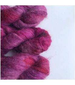 Strikkekit med 3 fed Fat Mohair WestWooly Fat Mohair er et tykt mohairgarn i en dejlig tykkelse. Dette garn er enormt blødt med en god fylde og kan bruges i mange sammenhænge, som eks de lune sweatre på større pinde. Garnet kan bruges alene eller sammen med en tråd ufarvet merino, merino/Tencel, Merino/silke eller merino single. Jeg håndfarver alle fed i små partier, husk derfor at bestille fed nok til dit projekt Fiberindhold: 78% kid mohair, 13% merino, 9% nylon Anbefalet pind: 7-10 mm Løbelængde: 200 meter / 100 g i hvert fed Vaskeanvisning: håndvask 30 grader, gerne med uldsæbe, slynges vaskepose i maskine, tørres liggende Håndfarvet garn er et spændende og interessant materiale at arbejde med.  Alle fed er farvet i hånden og helt unikke.Derfor vil der opleves forskelle i de enkelte fed. Når du strikker med håndfarvet garn, kan du med fordel strikke med to forskellige nøgler på samme tid. Strik eks. 2-5 omgange med hvert nøgle, hvormed du  