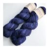 WestWooly Merino/ Hør 360 SW, er et blødt, lækkert og robust garn, og det kan bruges til mange formål som sweatre, sjaler og ikke mindst strik til børn. Dertil er dette hørgarn meget velegnet til dig, der let får det alt for varm i andre former for strik, da hør er temperaturregulerende og kølende. Garnet er hårdt spundet af lange og bløde fibre og er er dertil velegnet til sensitive og uldsarte. Materiale: 90 % merino (19, 5 mic), 10 % hør Vejledende pinde: 2,5-4 mm Vejledende strikkefasthed: 28-36 masker på 10 cm Løbelængde: 360 m pr fed a' 100 g Vaskeanvisning: håndvask, gerne i uldsæbe, kan centrifugeres i maskine – tørres liggende Vær opmærksom på, at farven på billedet kan afvige en smule fra virkeligheden, da det afhænger af skærmens farvekalibrering. Der kan således også være nuanceforskelle fra skærm til skærm. Håndfarvet garn er et spændende og interessant materiale at arbejde med.  Alle fed er farvet i hånden og helt unikke.Derfor vil der opleves forskelle i de enkelte fed. Når du strikker med håndfarvet garn, kan du med fordel strikke med to forskellige nøgler på samme tid. Strik eks. 2-5 omgange med hvert nøgle, hvormed du  