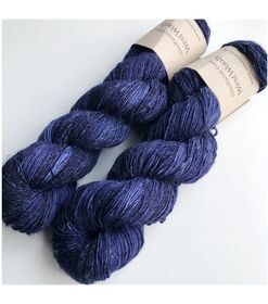 WestWooly Merino/ Hør 360 SW, er et blødt, lækkert og robust garn, og det kan bruges til mange formål som sweatre, sjaler og ikke mindst strik til børn. Dertil er dette hørgarn meget velegnet til dig, der let får det alt for varm i andre former for strik, da hør er temperaturregulerende og kølende. Garnet er hårdt spundet af lange og bløde fibre og er er dertil velegnet til sensitive og uldsarte. Materiale: 90 % merino (19, 5 mic), 10 % hør Vejledende pinde: 2,5-4 mm Vejledende strikkefasthed: 28-36 masker på 10 cm Løbelængde: 360 m pr fed a' 100 g Vaskeanvisning: håndvask, gerne i uldsæbe, kan centrifugeres i maskine – tørres liggende Vær opmærksom på, at farven på billedet kan afvige en smule fra virkeligheden, da det afhænger af skærmens farvekalibrering. Der kan således også være nuanceforskelle fra skærm til skærm. Håndfarvet garn er et spændende og interessant materiale at arbejde med.  Alle fed er farvet i hånden og helt unikke.Derfor vil der opleves forskelle i de enkelte fed. Når du strikker med håndfarvet garn, kan du med fordel strikke med to forskellige nøgler på samme tid. Strik eks. 2-5 omgange med hvert nøgle, hvormed du  