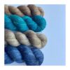 Håndfarvet Merino/Hør 360 SW / Strikkekit 2 WestWooly Merino/ Hør 360 SW, er et blødt, lækkert og robust garn, og det kan bruges til mange formål som sweatre, sjaler og ikke mindst strik til børn. Dertil er dette hørgarn meget velegnet til dig, der let får det alt for varmt i andre former for strik, da hør er temperaturregulerende og kølende. Garnet er hårdt spundet af lange og bløde fibre og er er dertil velegnet til sensitive og uldsarte. Materiale: 90 % merino (19, 5 mic), 10 % hør Vejledende pinde: 2,5-4 mm Vejledende strikkefasthed: 28-36 masker på 10 cm Løbelængde: 360 m pr fed a' 100 g Vaskeanvisning: håndvask, gerne i uldsæbe, kan centrifugeres i maskine – tørres liggende Vær opmærksom på, at farven på billedet kan afvige en smule fra virkeligheden, da det afhænger af skærmens farvekalibrering. Der kan således også være nuanceforskelle fra skærm til skærm. Håndfarvet garn er et spændende og interessant materiale at arbejde med. Alle fed er farvet i hånden og helt unikke.Derfor vil der opleves forskelle i de enkelte fed. Når du strikker med håndfarvet garn, kan du med fordel strikke med to forskellige nøgler på samme tid. Strik eks. 2-5 omgange med hvert nøgle, hvormed du "mixer" nøglerne og dermed undgår, at der vil ses farveforskelle fra det ene fed til et andet