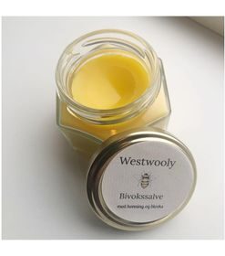 Denne håndsalve er håndlavet af vores egen bivoks og øko. kokosolie samt øko. mandeloliehonning. Denne creme er velegnet til alle former for tør hud og kan benyttes til hele kroppen. Produktet Indeholder kun naturlige ingredienser og kan anvendes af alle. Håndsalven er i et glas med låg, der let kan være i din taske. Hvert glas indeholder 65 g og holder længe da produktet er meget drøj i brug. Jeg er selvfølgelig medlem af Dansk Biavlerforening og honningen er koldrørt (ikke opvarmet) hvorved honning bevarer de mange gode egenskaber. Dertil er der selvfølgelig ikke benyttet kemikalier og pesticider under fremstillingen af produktet.