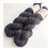 WestWooly Merino/ Hør 360 SW, er et blødt, lækkert og robust garn, og det kan bruges til mange formål som sweatre, sjaler og ikke mindst strik til børn. Dertil er dette hørgarn meget velegnet til dig, der let får det alt for varm i andre former for strik, da hør er temperaturregulerende og kølende. Garnet er hårdt spundet af lange og bløde fibre og er er dertil velegnet til sensitive og uldsarte. Materiale: 90 % merino (19, 5 mic), 10 % hør Vejledende pinde: 2,5-4 mm Vejledende strikkefasthed: 28-36 masker på 10 cm Løbelængde: 360 m pr fed a' 100 g Vaskeanvisning: håndvask, gerne i uldsæbe, kan centrifugeres i maskine – tørres liggende Vær opmærksom på, at farven på billedet kan afvige en smule fra virkeligheden, da det afhænger af skærmens farvekalibrering. Der kan således også være nuanceforskelle fra skærm til skærm. Håndfarvet garn er et spændende og interessant materiale at arbejde med.  Alle fed er farvet i hånden og helt unikke.Derfor vil der opleves forskelle i de enkelte fed. Når du strikker med håndfarvet garn, kan du med fordel strikke med to forskellige nøgler på samme tid. Strik eks. 2-5 omgange med hvert nøgle, hvormed du  