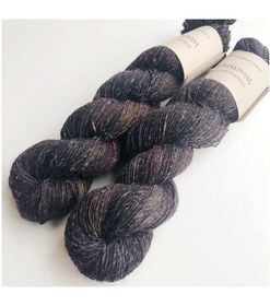 WestWooly Merino/ Hør 360 SW, er et blødt, lækkert og robust garn, og det kan bruges til mange formål som sweatre, sjaler og ikke mindst strik til børn. Dertil er dette hørgarn meget velegnet til dig, der let får det alt for varm i andre former for strik, da hør er temperaturregulerende og kølende. Garnet er hårdt spundet af lange og bløde fibre og er er dertil velegnet til sensitive og uldsarte. Materiale: 90 % merino (19, 5 mic), 10 % hør Vejledende pinde: 2,5-4 mm Vejledende strikkefasthed: 28-36 masker på 10 cm Løbelængde: 360 m pr fed a' 100 g Vaskeanvisning: håndvask, gerne i uldsæbe, kan centrifugeres i maskine – tørres liggende Vær opmærksom på, at farven på billedet kan afvige en smule fra virkeligheden, da det afhænger af skærmens farvekalibrering. Der kan således også være nuanceforskelle fra skærm til skærm. Håndfarvet garn er et spændende og interessant materiale at arbejde med.  Alle fed er farvet i hånden og helt unikke.Derfor vil der opleves forskelle i de enkelte fed. Når du strikker med håndfarvet garn, kan du med fordel strikke med to forskellige nøgler på samme tid. Strik eks. 2-5 omgange med hvert nøgle, hvormed du  