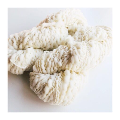 WestWooly Merino/Nylon Pop Corn er et lækkert, blødt og spændende garn med mange muligheder. Garnet er med tykke og tynde partier og giver et nyt og et anderledes udtryk Garnet er hårdt spundet af lange og bløde fibre og velegnet til sensitive og uldsarte. Brug garnet til tørklæder, sweatre eller andet strik, du ønsker med dette materiale. Materiale: 93 % Merino SW, 9 % Nylon Vejledende pinde: 7-10 Vejledende strikkefasthed: 12-15 masker på 10 cm Løbelængde: 100 m pr fed a' 100 g Vaskeanvisning: håndvask, gerne i uldsæbe, kan centrifugeres i maskine – tørres liggende Vær opmærksom på, at farven på billedet kan afvige en smule fra virkeligheden, da det afhænger af skærmens farvekalibrering. Der kan således også være nuanceforskelle fra skærm til skærm. Håndfarvet garn er et spændende og interessant materiale at arbejde med.  Alle fed er farvet i hånden og helt unikke.Derfor vil der opleves forskelle i de enkelte fed. Når du strikker med håndfarvet garn, kan du med fordel strikke med to forskellige nøgler på samme tid. Strik eks. 2-5 omgange med hvert nøgle, hvormed du  