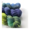 Merino Singles er et blødt og lækkert garn, spundet i en enkelt tråd 100% merinould. Garnets har en struktur, der gør hvert enkelt fed unikt og farverne fordeler sig meget smukt. Garnet er superwash-behandlet og kan derfor bruges til stort set al slags strik; strømper, sjaler, cardigans, babystrik etc. Garnet er håndfarvet i små partier, hvorfor ikke to fed er ens. Husk at købe garn nok til dit projekt, så du er sikker på at få fed fra samme indfarvning. Merino Singles kan med fordel strikkes sammen med en følgetråd Silk Mohair. Strikkes garnet på rundpind, uden mønster, vil det kunne opleves at arbejdet drejer Garnet kommer i fed a’ 100 gram Her er strikkekit i blå toner, der eks. passer til Dottede Rays af Stephen West Fiberindhold: 100% superwash merino Anbefalet pind: 3-4 mm Strikkefasthed: 28 m-36 m / 10 cm pind 3 Løbelængde: ca. 365 meter / 100 g Vaskeanvisning: håndvask 30 grader (gerne uldsæbe) slynges i maskine, tørres liggende Vær opmærksom på, at farven på billedet kan afvige en smule fra virkeligheden, da det afhænger af skærmens farvekalibrering. Der vil derfor kunne ses nuanceforskelle fra skærm til skærm.