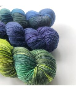 Merino Singles er et blødt og lækkert garn, spundet i en enkelt tråd 100% merinould. Garnets har en struktur, der gør hvert enkelt fed unikt og farverne fordeler sig meget smukt. Garnet er superwash-behandlet og kan derfor bruges til stort set al slags strik; strømper, sjaler, cardigans, babystrik etc. Garnet er håndfarvet i små partier, hvorfor ikke to fed er ens. Husk at købe garn nok til dit projekt, så du er sikker på at få fed fra samme indfarvning. Merino Singles kan med fordel strikkes sammen med en følgetråd Silk Mohair. Strikkes garnet på rundpind, uden mønster, vil det kunne opleves at arbejdet drejer Garnet kommer i fed a’ 100 gram Her er strikkekit i blå toner, der eks. passer til Dottede Rays af Stephen West Fiberindhold: 100% superwash merino Anbefalet pind: 3-4 mm Strikkefasthed: 28 m-36 m / 10 cm pind 3 Løbelængde: ca. 365 meter / 100 g Vaskeanvisning: håndvask 30 grader (gerne uldsæbe) slynges i maskine, tørres liggende Vær opmærksom på, at farven på billedet kan afvige en smule fra virkeligheden, da det afhænger af skærmens farvekalibrering. Der vil derfor kunne ses nuanceforskelle fra skærm til skærm.