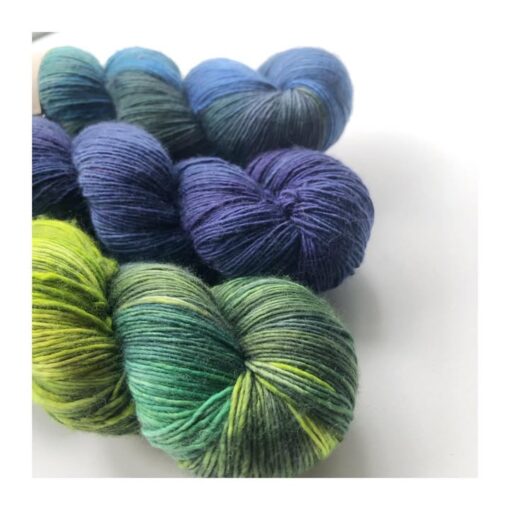 Merino Singles er et blødt og lækkert garn, spundet i en enkelt tråd 100% merinould. Garnets har en struktur, der gør hvert enkelt fed unikt og farverne fordeler sig meget smukt. Garnet er superwash-behandlet og kan derfor bruges til stort set al slags strik; strømper, sjaler, cardigans, babystrik etc. Garnet er håndfarvet i små partier, hvorfor ikke to fed er ens. Husk at købe garn nok til dit projekt, så du er sikker på at få fed fra samme indfarvning. Merino Singles kan med fordel strikkes sammen med en følgetråd Silk Mohair. Strikkes garnet på rundpind, uden mønster, vil det kunne opleves at arbejdet drejer Garnet kommer i fed a’ 100 gram Her er strikkekit i blå toner, der eks. passer til Dottede Rays af Stephen West Fiberindhold: 100% superwash merino Anbefalet pind: 3-4 mm Strikkefasthed: 28 m-36 m / 10 cm pind 3 Løbelængde: ca. 365 meter / 100 g Vaskeanvisning: håndvask 30 grader (gerne uldsæbe) slynges i maskine, tørres liggende Vær opmærksom på, at farven på billedet kan afvige en smule fra virkeligheden, da det afhænger af skærmens farvekalibrering. Der vil derfor kunne ses nuanceforskelle fra skærm til skærm.