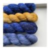 Håndfarvet Merino/Hør 360 SW / 3 strikkekit, sæt m/4 fed 2 WestWooly Merino/ Hør 360 SW, er et blødt, lækkert og robust garn, og det kan bruges til mange formål som sweatre, sjaler og ikke mindst strik til børn. Dertil er dette hørgarn meget velegnet til dig, der let får det alt for varmt i andre former for strik, da hør er temperaturregulerende og kølende. Garnet er hårdt spundet af lange og bløde fibre og er er dertil velegnet til sensitive og uldsarte. Materiale: 90 % merino (19, 5 mic), 10 % hør Vejledende pinde: 2,5-4 mm Vejledende strikkefasthed: 28-36 masker på 10 cm Løbelængde: 360 m pr fed a' 100 g Vaskeanvisning: håndvask, gerne i uldsæbe, kan centrifugeres i maskine – tørres liggende Vær opmærksom på, at farven på billedet kan afvige en smule fra virkeligheden, da det afhænger af skærmens farvekalibrering. Der kan således også være nuanceforskelle fra skærm til skærm. Håndfarvet garn er et spændende og interessant materiale at arbejde med. Alle fed er farvet i hånden og helt unikke.Derfor vil der opleves forskelle i de enkelte fed. Når du strikker med håndfarvet garn, kan du med fordel strikke med to forskellige nøgler på samme tid. Strik eks. 2-5 omgange med hvert nøgle, hvormed du