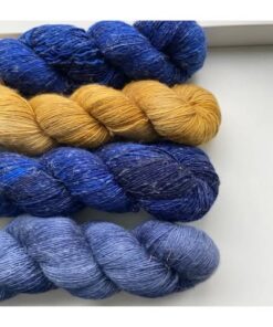 WestWooly Merino/ Hør 360 SW, er et blødt, lækkert og robust garn, og det kan bruges til mange formål som sweatre, sjaler og ikke mindst strik til børn. Dertil er dette hørgarn meget velegnet til dig, der let får det alt for varmt i andre former for strik, da hør er temperaturregulerende og kølende. Garnet er hårdt spundet af lange og bløde fibre og er er dertil velegnet til sensitive og uldsarte. Materiale: 90 % merino (19, 5 mic), 10 % hør Vejledende pinde: 2,5-4 mm Vejledende strikkefasthed: 28-36 masker på 10 cm Løbelængde: 360 m pr fed a' 100 g Vaskeanvisning: håndvask, gerne i uldsæbe, kan centrifugeres i maskine – tørres liggende Vær opmærksom på, at farven på billedet kan afvige en smule fra virkeligheden, da det afhænger af skærmens farvekalibrering. Der kan således også være nuanceforskelle fra skærm til skærm. Håndfarvet garn er et spændende og interessant materiale at arbejde med.  Alle fed er farvet i hånden og helt unikke.Derfor vil der opleves forskelle i de enkelte fed. Når du strikker med håndfarvet garn, kan du med fordel strikke med to forskellige nøgler på samme tid. Strik eks. 2-5 omgange med hvert nøgle, hvormed du  