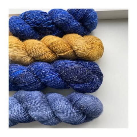 Håndfarvet Merino/Hør 360 SW / 3 strikkekit, sæt m/4 fed 1 WestWooly Merino/ Hør 360 SW, er et blødt, lækkert og robust garn, og det kan bruges til mange formål som sweatre, sjaler og ikke mindst strik til børn. Dertil er dette hørgarn meget velegnet til dig, der let får det alt for varmt i andre former for strik, da hør er temperaturregulerende og kølende. Garnet er hårdt spundet af lange og bløde fibre og er er dertil velegnet til sensitive og uldsarte. Materiale: 90 % merino (19, 5 mic), 10 % hør Vejledende pinde: 2,5-4 mm Vejledende strikkefasthed: 28-36 masker på 10 cm Løbelængde: 360 m pr fed a' 100 g Vaskeanvisning: håndvask, gerne i uldsæbe, kan centrifugeres i maskine – tørres liggende Vær opmærksom på, at farven på billedet kan afvige en smule fra virkeligheden, da det afhænger af skærmens farvekalibrering. Der kan således også være nuanceforskelle fra skærm til skærm. Håndfarvet garn er et spændende og interessant materiale at arbejde med. Alle fed er farvet i hånden og helt unikke.Derfor vil der opleves forskelle i de enkelte fed. Når du strikker med håndfarvet garn, kan du med fordel strikke med to forskellige nøgler på samme tid. Strik eks. 2-5 omgange med hvert nøgle, hvormed du
