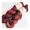 Merino Singles er et blødt og lækkert garn, spundet i en enkelt tråd 100% merinould. Garnets har en struktur, der gør hvert enkelt fed unikt og farverne fordeler sig meget smukt. Garnet er superwash-behandlet og kan derfor bruges til stort set al slags strik; strømper, sjaler, cardigans, babystrik etc. Garnet er håndfarvet i små partier, hvorfor ikke to fed er ens. Husk at købe garn nok til dit projekt, så du er sikker på at få fed fra samme indfarvning. Merino Singles kan med fordel strikkes sammen med en følgetråd Silk Mohair. Strikkes garnet på rundpind, uden mønster, vil det kunne opleves at arbejdet drejer Garnet kommer i fed a’ 100 gram Fiberindhold: 100% superwash merino Anbefalet pind: 3-4 mm Strikkefasthed: 28 m-36 m / 10 cm pind 3 Løbelængde: ca. 365 meter / 100 g Vaskeanvisning: håndvask 30 grader (gerne uldsæbe) slynges i maskine, tørres liggende Vær opmærksom på, at farven på billedet kan afvige en smule fra virkeligheden, da det afhænger af skærmens farvekalibrering. Der vil derfor kunne ses nuanceforskelle fra skærm til skærm.