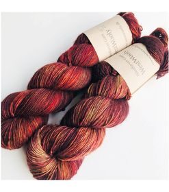 Merino Singles er et blødt og lækkert garn, spundet i en enkelt tråd 100% merinould. Garnets har en struktur, der gør hvert enkelt fed unikt og farverne fordeler sig meget smukt. Garnet er superwash-behandlet og kan derfor bruges til stort set al slags strik; strømper, sjaler, cardigans, babystrik etc. Garnet er håndfarvet i små partier, hvorfor ikke to fed er ens. Husk at købe garn nok til dit projekt, så du er sikker på at få fed fra samme indfarvning. Merino Singles kan med fordel strikkes sammen med en følgetråd Silk Mohair. Strikkes garnet på rundpind, uden mønster, vil det kunne opleves at arbejdet drejer Garnet kommer i fed a’ 100 gram Fiberindhold: 100% superwash merino Anbefalet pind: 3-4 mm Strikkefasthed: 28 m-36 m / 10 cm pind 3 Løbelængde: ca. 365 meter / 100 g Vaskeanvisning: håndvask 30 grader (gerne uldsæbe) slynges i maskine, tørres liggende Vær opmærksom på, at farven på billedet kan afvige en smule fra virkeligheden, da det afhænger af skærmens farvekalibrering. Der vil derfor kunne ses nuanceforskelle fra skærm til skærm.