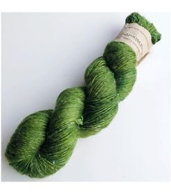 WestWooly Merino/ Hør 360 SW, er et blødt, lækkert og robust garn, og det kan bruges til mange formål som sweatre, sjaler og ikke mindst strik til børn. Dertil er dette hørgarn meget velegnet til dig, der let får det alt for varm i andre former for strik, da hør er temperaturregulerende og kølende. Garnet er hårdt spundet af lange og bløde fibre og er er dertil velegnet til sensitive og uldsarte. Materiale: 90 % merino (19, 5 mic), 10 % hør Vejledende pinde: 2,5-4 mm Vejledende strikkefasthed: 28-36 masker på 10 cm Løbelængde: 360 m pr fed a' 100 g Vaskeanvisning: håndvask, gerne i uldsæbe, kan centrifugeres i maskine – tørres liggende Vær opmærksom på, at farven på billedet kan afvige en smule fra virkeligheden, da det afhænger af skærmens farvekalibrering. Der kan således også være nuanceforskelle fra skærm til skærm. Håndfarvet garn er et spændende og interessant materiale at arbejde med.  Alle fed er farvet i hånden og helt unikke.Derfor vil der opleves forskelle i de enkelte fed. Når du strikker med håndfarvet garn, kan du med fordel strikke med to forskellige nøgler på samme tid. Strik eks. 2-5 omgange med hvert nøgle, hvormed du  