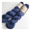 WestWooly Merino/ Hør 360 SW, er et blødt, lækkert og robust garn, og det kan bruges til mange formål som sweatre, sjaler og ikke mindst strik til børn. Dertil er dette hørgarn meget velegnet til dig, der let får det alt for varm i andre former for strik, da hør er temperaturregulerende og kølende. Garnet er hårdt spundet af lange og bløde fibre og er er dertil velegnet til sensitive og uldsarte. Materiale: 90 % merino (19, 5 mic), 10 % hør Vejledende pinde: 2,5-4 mm Vejledende strikkefasthed: 28-36 masker på 10 cm Løbelængde: 360 m pr fed a' 100 g Vaskeanvisning: håndvask, gerne i uldsæbe, kan centrifugeres i maskine – tørres liggende Vær opmærksom på, at farven på billedet kan afvige en smule fra virkeligheden, da det afhænger af skærmens farvekalibrering. Der kan således også være nuanceforskelle fra skærm til skærm. Håndfarvet garn er et spændende og interessant materiale at arbejde med.  Alle fed er farvet i hånden og helt unikke.Derfor vil der opleves forskelle i de enkelte fed. Når du strikker med håndfarvet garn, kan du med fordel strikke med to forskellige nøgler på samme tid. Strik eks. 2-5 omgange med hvert nøgle, hvormed du  
