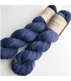 WestWooly Merino/ Hør 360 SW, er et blødt, lækkert og robust garn, og det kan bruges til mange formål som sweatre, sjaler og ikke mindst strik til børn. Dertil er dette hørgarn meget velegnet til dig, der let får det alt for varm i andre former for strik, da hør er temperaturregulerende og kølende. Garnet er hårdt spundet af lange og bløde fibre og er er dertil velegnet til sensitive og uldsarte. Materiale: 90 % merino (19, 5 mic), 10 % hør Vejledende pinde: 2,5-4 mm Vejledende strikkefasthed: 28-36 masker på 10 cm Løbelængde: 360 m pr fed a' 100 g Vaskeanvisning: håndvask, gerne i uldsæbe, kan centrifugeres i maskine – tørres liggende Vær opmærksom på, at farven på billedet kan afvige en smule fra virkeligheden, da det afhænger af skærmens farvekalibrering. Der kan således også være nuanceforskelle fra skærm til skærm. Håndfarvet garn er et spændende og interessant materiale at arbejde med.  Alle fed er farvet i hånden og helt unikke.Derfor vil der opleves forskelle i de enkelte fed. Når du strikker med håndfarvet garn, kan du med fordel strikke med to forskellige nøgler på samme tid. Strik eks. 2-5 omgange med hvert nøgle, hvormed du  