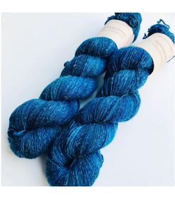 WestWooly Merino/ Hør 360 SW, er et blødt, lækkert og robust garn, og det kan bruges til mange formål som sweatre, sjaler og ikke mindst strik til børn. Dertil er dette hørgarn meget velegnet til dig, der let får det alt for varm i andre former for strik, da hør er temperaturregulerende og kølende. Garnet er hårdt spundet af lange og bløde fibre og er er dertil velegnet til sensitive og uldsarte. Materiale: 90 % merino (19, 5 mic), 10 % hør Vejledende pinde: 2,5-4 mm Vejledende strikkefasthed: 28-36 masker på 10 cm Løbelængde: 360 m pr fed a' 100 g Vaskeanvisning: håndvask, gerne i uldsæbe, kan centrifugeres i maskine – tørres liggende Vær opmærksom på, at farven på billedet kan afvige en smule fra virkeligheden, da det afhænger af skærmens farvekalibrering. Der kan således også være nuanceforskelle fra skærm til skærm. Håndfarvet garn er et spændende og interessant materiale at arbejde med.  Alle fed er farvet i hånden og helt unikke.Derfor vil der opleves forskelle i de enkelte fed. Når du strikker med håndfarvet garn, kan du med fordel strikke med to forskellige nøgler på samme tid. Strik eks. 2-5 omgange med hvert nøgle, hvormed du  