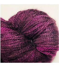 WestWooly Merino/silke er et garn med en silkens glans og kølende egenskab samt merino uldens blødhed. Garnet kan og kan anvendes til utallige former for strik eks. sweatre, sjaler m.fl Alle garnbaser er selvfølgelig mulesingfrit. Materiale: 75 % merino SW , 2-trådet, 20,5 mic, morbærsilke 25 % Vejledende pinde: 2-3 mm Vejledende strikkefasthed: 32 masker pr 10 cm Løbelængde: ca 80 m fed a' 10 g Vaskeanvisning: håndvask, gerne i uldsæbe, kan centrifugeres i maskine – tørres liggende Jeg håndfarver alle fed i små partier, husk derfor at bestille fed nok til dit projekt Vær opmærksom på, at farven på billedet kan afvige en smule fra virkeligheden, da det afhænger af skærmens farvekalibrering. Der kan således også være nuanceforskelle fra skærm til skærm. Håndfarvet garn er et spændende og interessant materiale at arbejde med.  Alle fed er farvet i hånden og helt unikke.Derfor vil der kunne opleves forskelle i de enkelte fed. Når du strikker med håndfarvet garn, kan du med fordel strikke med to forskellige nøgler på samme tid. Strik eks. 2-5 omgange med hvert nøgle, hvormed du  