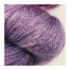 WestWooly Merino/silke er et garn med en silkens glans og kølende egenskab samt merino uldens blødhed. Garnet kan og kan anvendes til utallige former for strik eks. sweatre, sjaler m.fl Alle garnbaser er selvfølgelig mulesingfrit. Materiale: 75 % merino SW , 2-trådet, 20,5 mic, morbærsilke 25 % Vejledende pinde: 2-3 mm Vejledende strikkefasthed: 32 masker pr 10 cm Løbelængde: ca 80 m fed a' 10 g Vaskeanvisning: håndvask, gerne i uldsæbe, kan centrifugeres i maskine – tørres liggende Jeg håndfarver alle fed i små partier, husk derfor at bestille fed nok til dit projekt Vær opmærksom på, at farven på billedet kan afvige en smule fra virkeligheden, da det afhænger af skærmens farvekalibrering. Der kan således også være nuanceforskelle fra skærm til skærm. Håndfarvet garn er et spændende og interessant materiale at arbejde med.  Alle fed er farvet i hånden og helt unikke.Derfor vil der kunne opleves forskelle i de enkelte fed. Når du strikker med håndfarvet garn, kan du med fordel strikke med to forskellige nøgler på samme tid. Strik eks. 2-5 omgange med hvert nøgle, hvormed du  