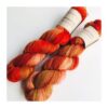 Merino Singles er et blødt og lækkert garn, spundet i en enkelt tråd 100% merinould. Garnets har en struktur, der gør hvert enkelt fed unikt og farverne fordeler sig meget smukt. Garnet er superwash-behandlet og kan derfor bruges til stort set al slags strik; strømper, sjaler, cardigans, babystrik etc. Garnet er håndfarvet i små partier, hvorfor ikke to fed er ens. Husk at købe garn nok til dit projekt, så du er sikker på at få fed fra samme indfarvning. Merino Singles kan med fordel strikkes sammen med en følgetråd Silk Mohair. Strikkes garnet på rundpind, uden mønster, vil det kunne opleves at arbejdet drejer Garnet kommer i fed a’ 100 gram Fiberindhold: 100% superwash merino Anbefalet pind: 3-4 mm Strikkefasthed: 28 m-36 m / 10 cm pind 3 Løbelængde: ca. 365 meter / 100 g Vaskeanvisning: håndvask 30 grader (gerne uldsæbe) slynges i maskine, tørres liggende Vær opmærksom på, at farven på billedet kan afvige en smule fra virkeligheden, da det afhænger af skærmens farvekalibrering. Der vil derfor kunne ses nuanceforskelle fra skærm til skærm.