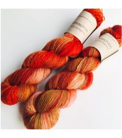 Merino Singles er et blødt og lækkert garn, spundet i en enkelt tråd 100% merinould. Garnets har en struktur, der gør hvert enkelt fed unikt og farverne fordeler sig meget smukt. Garnet er superwash-behandlet og kan derfor bruges til stort set al slags strik; strømper, sjaler, cardigans, babystrik etc. Garnet er håndfarvet i små partier, hvorfor ikke to fed er ens. Husk at købe garn nok til dit projekt, så du er sikker på at få fed fra samme indfarvning. Merino Singles kan med fordel strikkes sammen med en følgetråd Silk Mohair. Strikkes garnet på rundpind, uden mønster, vil det kunne opleves at arbejdet drejer Garnet kommer i fed a’ 100 gram Fiberindhold: 100% superwash merino Anbefalet pind: 3-4 mm Strikkefasthed: 28 m-36 m / 10 cm pind 3 Løbelængde: ca. 365 meter / 100 g Vaskeanvisning: håndvask 30 grader (gerne uldsæbe) slynges i maskine, tørres liggende Vær opmærksom på, at farven på billedet kan afvige en smule fra virkeligheden, da det afhænger af skærmens farvekalibrering. Der vil derfor kunne ses nuanceforskelle fra skærm til skærm.