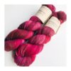 Merino Singles er et blødt og lækkert garn, spundet i en enkelt tråd 100% merinould. Garnets har en struktur, der gør hvert enkelt fed unikt og farverne fordeler sig meget smukt. Garnet er superwash-behandlet og kan derfor bruges til stort set al slags strik; strømper, sjaler, cardigans, babystrik etc. Garnet er håndfarvet i små partier, hvorfor ikke to fed er ens. Husk at købe garn nok til dit projekt, så du er sikker på at få fed fra samme indfarvning. Merino Singles kan med fordel strikkes sammen med en følgetråd Silk Mohair. Strikkes garnet på rundpind, uden mønster, vil det kunne opleves at arbejdet drejer Garnet kommer i fed a’ 100 gram Fiberindhold: 100% superwash merino Anbefalet pind: 3-4 mm Strikkefasthed: 28 m-36 m / 10 cm pind 3 Løbelængde: ca. 365 meter / 100 g Vaskeanvisning: håndvask 30 grader (gerne uldsæbe) slynges i maskine, tørres liggende Vær opmærksom på, at farven på billedet kan afvige en smule fra virkeligheden, da det afhænger af skærmens farvekalibrering. Der vil derfor kunne ses nuanceforskelle fra skærm til skærm.