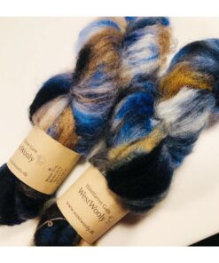 WestWooly Fat Mohair er et tykt mohairgarn i en dejlig tykkelse. Dette garn er enormt blødt med en god fylde og kan bruges i mange sammenhænge, som eks de lune sweatre på større pinde. Garnet kan bruges alene eller sammen med en tråd ufarvet merino, merino/Tencel, Merino/silke eller merino single. Jeg håndfarver alle fed i små partier, husk derfor at bestille fed nok til dit projekt Fiberindhold: 78% kid mohair, 13% merino, 9% nylon Anbefalet pind: 7-10 mm Løbelængde: 200 meter / 100 g i hvert fed Vaskeanvisning: håndvask 30 grader, gerne med uldsæbe, slynges vaskepose i maskine, tørres liggende Håndfarvet garn er et spændende og interessant materiale at arbejde med.  Alle fed er farvet i hånden og helt unikke.Derfor vil der opleves forskelle i de enkelte fed. Når du strikker med håndfarvet garn, kan du med fordel strikke med to forskellige nøgler på samme tid. Strik eks. 2-5 omgange med hvert nøgle, hvormed du  