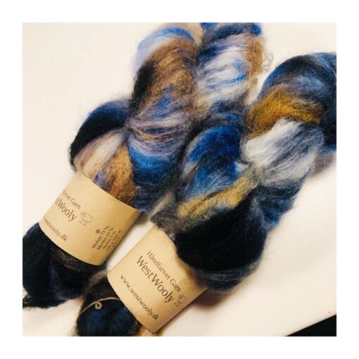 WestWooly Fat Mohair er et tykt mohairgarn i en dejlig tykkelse. Dette garn er enormt blødt med en god fylde og kan bruges i mange sammenhænge, som eks de lune sweatre på større pinde. Garnet kan bruges alene eller sammen med en tråd ufarvet merino, merino/Tencel, Merino/silke eller merino single. Jeg håndfarver alle fed i små partier, husk derfor at bestille fed nok til dit projekt Fiberindhold: 78% kid mohair, 13% merino, 9% nylon Anbefalet pind: 7-10 mm Løbelængde: 200 meter / 100 g i hvert fed Vaskeanvisning: håndvask 30 grader, gerne med uldsæbe, slynges vaskepose i maskine, tørres liggende Håndfarvet garn er et spændende og interessant materiale at arbejde med.  Alle fed er farvet i hånden og helt unikke.Derfor vil der opleves forskelle i de enkelte fed. Når du strikker med håndfarvet garn, kan du med fordel strikke med to forskellige nøgler på samme tid. Strik eks. 2-5 omgange med hvert nøgle, hvormed du  