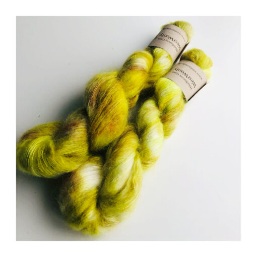 WestWooly Silke Mohair er blødt, lækkert og fyldigt garn, og det kan bruges til utallige formål som sweatre, sjaler og ikke mindst strik du ønsker at tilføre ekstra glans og kærlighed. Silke mohair er velegnet som følgetråd men kan også strikkes alene med 1 eller 2 tråde. Materiale: 72 % Superkidmohair, 28 % Morbærsilke Vejledende pinde: 3-4 mm Vejledende strikkefasthed: 32-40 masker pr 10 cm Løbelængde: 420 m pr fed a' 50 g Vaskeanvisning: håndvask, gerne i uldsæbe, kan centrifugeres i maskine – tørres liggende Jeg håndfarver alle fed i små partier, husk derfor at bestille fed nok til dit projekt Vær opmærksom på, at farven på billedet kan afvige en smule fra virkeligheden, da det afhænger af skærmens farvekalibrering. Der kan således  være nuanceforskelle fra skærm til skærm. 