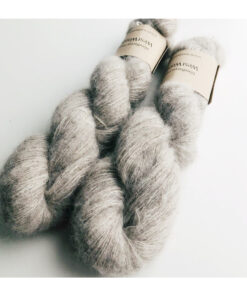 WestWooly Baby Alpaka/ Merino/Silke og Yak er et garn til selv den mest kræsne garnelsker. Med disse 4 kvaliteter i samme garn, er det en sand fornøjelse at have i hænderne. Brug det til strik og håndarbejde, du ønsker skal tilføres alt det bedste af blødhed og lethed samt med eller som en følgetråd. Brug garnet i sweatre og sjaler og strik, du ønsker at tilføre ekstra glans og kærlighed. Garnet er ufarvet og har den smukke grå tone fra naturens side. Materiale: Baby Alpaka 42 %,Merino 13 %, Silke 15 %, Yak 10 % Vejledende pinde: 2,5- 5 mm Vejledende strikkefasthed: 28 masker pr 10 cm Løbelængde: 400 m pr fed a' 100 g Vaskeanvisning: håndvask 30 grader (gerne uldsæbe) slynges i maskine, tørres liggende Jeg håndfarver alle fed i små partier, husk derfor at bestille fed nok til dit projekt Vær opmærksom på, at farven på billedet kan afvige en smule fra virkeligheden, da det afhænger af skærmens farvekalibrering. Der kan således også være nuanceforskelle fra skærm til skærm. Håndfarvet garn er et spændende og interessant materiale at arbejde med.  Alle fed er farvet i hånden og helt unikke.Derfor vil der opleves forskelle i de enkelte fed. Når du strikker med håndfarvet garn, kan du med fordel strikke med to forskellige nøgler på samme tid. Strik eks. 2-5 omgange med hvert nøgle, hvormed du  