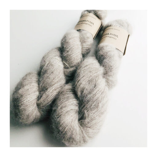 WestWooly Baby Alpaka/ Merino/Silke og Yak er et garn til selv den mest kræsne garnelsker. Med disse 4 kvaliteter i samme garn, er det en sand fornøjelse at have i hænderne. Brug det til strik og håndarbejde, du ønsker skal tilføres alt det bedste af blødhed og lethed samt med eller som en følgetråd. Brug garnet i sweatre og sjaler og strik, du ønsker at tilføre ekstra glans og kærlighed. Garnet er ufarvet og har den smukke grå tone fra naturens side. Materiale: Baby Alpaka 42 %,Merino 13 %, Silke 15 %, Yak 10 % Vejledende pinde: 2,5- 5 mm Vejledende strikkefasthed: 28 masker pr 10 cm Løbelængde: 400 m pr fed a' 100 g Vaskeanvisning: håndvask 30 grader (gerne uldsæbe) slynges i maskine, tørres liggende Jeg håndfarver alle fed i små partier, husk derfor at bestille fed nok til dit projekt Vær opmærksom på, at farven på billedet kan afvige en smule fra virkeligheden, da det afhænger af skærmens farvekalibrering. Der kan således også være nuanceforskelle fra skærm til skærm. Håndfarvet garn er et spændende og interessant materiale at arbejde med.  Alle fed er farvet i hånden og helt unikke.Derfor vil der opleves forskelle i de enkelte fed. Når du strikker med håndfarvet garn, kan du med fordel strikke med to forskellige nøgler på samme tid. Strik eks. 2-5 omgange med hvert nøgle, hvormed du  