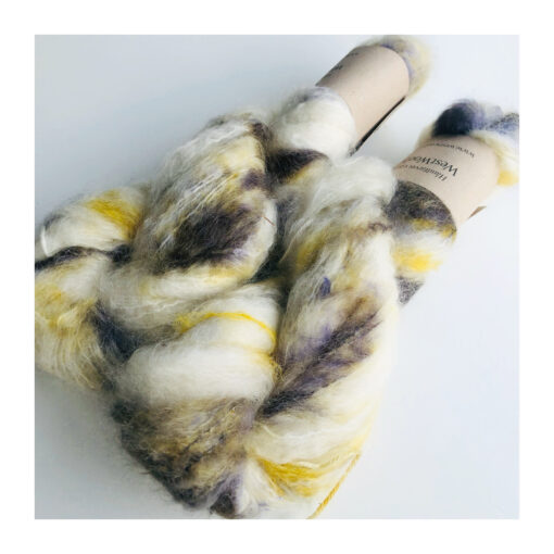 WestWooly Fat Mohair er et tykt mohairgarn i en dejlig tykkelse. Dette garn er enormt blødt med en god fylde og kan bruges i mange sammenhænge, som eks de lune sweatre på større pinde. Garnet kan bruges alene eller sammen med en tråd ufarvet merino, merino/Tencel, Merino/silke eller merino single. Jeg håndfarver alle fed i små partier, husk derfor at bestille fed nok til dit projekt Fiberindhold: 78% kid mohair, 13% merino, 9% nylon Anbefalet pind: 7-10 mm Løbelængde: 200 meter / 100 g i hvert fed Vaskeanvisning: håndvask 30 grader, gerne med uldsæbe, slynges vaskepose i maskine, tørres liggende Håndfarvet garn er et spændende og interessant materiale at arbejde med.  Alle fed er farvet i hånden og helt unikke.Derfor vil der opleves forskelle i de enkelte fed. Når du strikker med håndfarvet garn, kan du med fordel strikke med to forskellige nøgler på samme tid. Strik eks. 2-5 omgange med hvert nøgle, hvormed du  