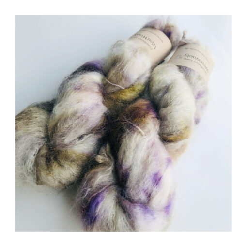 WestWooly Fat Mohair er et tykt mohairgarn i en dejlig tykkelse. Dette garn er enormt blødt med en god fylde og kan bruges i mange sammenhænge, som eks de lune sweatre på større pinde. Garnet kan bruges alene eller sammen med en tråd ufarvet merino, merino/Tencel, Merino/silke eller merino single. Jeg håndfarver alle fed i små partier, husk derfor at bestille fed nok til dit projekt Fiberindhold: 78% kid mohair, 13% merino, 9% nylon Anbefalet pind: 7-10 mm Løbelængde: 200 meter / 100 g i hvert fed Vaskeanvisning: håndvask 30 grader, gerne med uldsæbe, slynges vaskepose i maskine, tørres liggende Håndfarvet garn er et spændende og interessant materiale at arbejde med.  Alle fed er farvet i hånden og helt unikke.Derfor vil der opleves forskelle i de enkelte fed. Når du strikker med håndfarvet garn, kan du med fordel strikke med to forskellige nøgler på samme tid. Strik eks. 2-5 omgange med hvert nøgle, hvormed du  