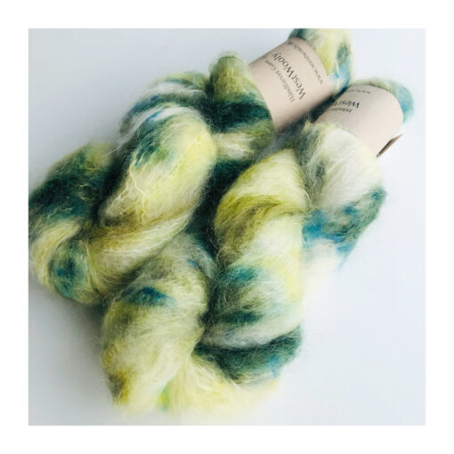 WestWooly Fat Mohair er et tykt mohairgarn i en dejlig tykkelse. Dette garn er enormt blødt med en god fylde og kan bruges i mange sammenhænge, som eks de lune sweatre på større pinde. Garnet kan bruges alene eller sammen med en tråd ufarvet merino, merino/Tencel, Merino/silke eller merino single. Jeg håndfarver alle fed i små partier, husk derfor at bestille fed nok til dit projekt Fiberindhold: 78% kid mohair, 13% merino, 9% nylon Anbefalet pind: 7-10 mm Løbelængde: 200 meter / 100 g i hvert fed Vaskeanvisning: håndvask 30 grader, gerne med uldsæbe, slynges vaskepose i maskine, tørres liggende Håndfarvet garn er et spændende og interessant materiale at arbejde med.  Alle fed er farvet i hånden og helt unikke.Derfor vil der opleves forskelle i de enkelte fed. Når du strikker med håndfarvet garn, kan du med fordel strikke med to forskellige nøgler på samme tid. Strik eks. 2-5 omgange med hvert nøgle, hvormed du  
