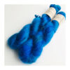 WestWooly Silke Mohair er blødt, lækkert og fyldigt garn, og det kan bruges til utallige formål som sweatre, sjaler og ikke mindst strik du ønsker at tilføre ekstra glans og kærlighed. Silke mohair er velegnet som følgetråd men kan også strikkes alene med 1 eller 2 tråde. Materiale: 72 % Superkidmohair, 28 % Morbærsilke Vejledende pinde: 3-4 mm Vejledende strikkefasthed: 32-40 masker pr 10 cm Løbelængde: 420 m pr fed a' 50 g Vaskeanvisning: håndvask, gerne i uldsæbe, kan centrifugeres i maskine – tørres liggende Jeg håndfarver alle fed i små partier, husk derfor at bestille fed nok til dit projekt Vær opmærksom på, at farven på billedet kan afvige en smule fra virkeligheden, da det afhænger af skærmens farvekalibrering. Der kan således  være nuanceforskelle fra skærm til skærm. 
