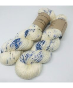 WestWooly merino SW 325 er et meget blødt og lækkert håndfarvet garn. Garnet er meget behageligt at bære og brug af en følgetråd er ikke et must. Garnet er spundet tæt hvilket bevirker, at det færdige arbejde ikke 