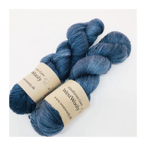 WestWooly Merino/silke er et garn med en silkens glans og kølende egenskab samt merino uldens blødhed. Garnet kan og kan anvendes til utallige former for strik eks. sweatre, sjaler m.fl Alle garnbaser er selvfølgelig mulesingfrit. Materiale: 75 % merino SW , 2-trådet, 20,5 mic, morbærsilke 25 % Vejledende pinde: 2-3 mm Vejledende strikkefasthed: 32 masker pr 10 cm Løbelængde: ca 80 m fed a' 10 g Vaskeanvisning: håndvask, gerne i uldsæbe, kan centrifugeres i maskine – tørres liggende Jeg håndfarver alle fed i små partier, husk derfor at bestille fed nok til dit projekt Vær opmærksom på, at farven på billedet kan afvige en smule fra virkeligheden, da det afhænger af skærmens farvekalibrering. Der kan således også være nuanceforskelle fra skærm til skærm. Håndfarvet garn er et spændende og interessant materiale at arbejde med.  Alle fed er farvet i hånden og helt unikke.Derfor vil der kunne opleves forskelle i de enkelte fed. Når du strikker med håndfarvet garn, kan du med fordel strikke med to forskellige nøgler på samme tid. Strik eks. 2-5 omgange med hvert nøgle, hvormed du  