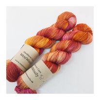 WestWooly Merino/silke er et garn med en silkens glans og kølende egenskab samt merino uldens blødhed. Garnet kan og kan anvendes til utallige former for strik eks. sweatre, sjaler m.fl Alle garnbaser er selvfølgelig mulesingfrit. Materiale: 75 % merino SW , 2-trådet, 20,5 mic, morbærsilke 25 % Vejledende pinde: 2-3 mm Vejledende strikkefasthed: 32 masker pr 10 cm Løbelængde: ca 80 m fed a' 10 g Vaskeanvisning: håndvask, gerne i uldsæbe, kan centrifugeres i maskine – tørres liggende Jeg håndfarver alle fed i små partier, husk derfor at bestille fed nok til dit projekt Vær opmærksom på, at farven på billedet kan afvige en smule fra virkeligheden, da det afhænger af skærmens farvekalibrering. Der kan således også være nuanceforskelle fra skærm til skærm. Håndfarvet garn er et spændende og interessant materiale at arbejde med.  Alle fed er farvet i hånden og helt unikke.Derfor vil der kunne opleves forskelle i de enkelte fed. Når du strikker med håndfarvet garn, kan du med fordel strikke med to forskellige nøgler på samme tid. Strik eks. 2-5 omgange med hvert nøgle, hvormed du  