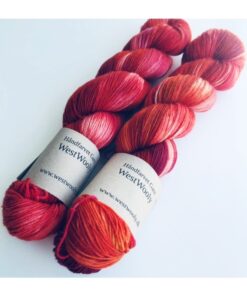 WestWooly Bluefaced Leicester SW  er et blødt, lækkert og robust garn, og det kan bruges til utallige formål som sweatre, sjaler og ikke mindst strik til børn. Bluefaced Leicester er en britisk fårerace og garnet er i folkemunde kaldet Britisk Kasmir Materiale: Bluefaced Leicester 100 % Vejledende pinde: 3,5-4,5 mm Vejledende strikkefasthed: 22-30 masker pr 10 cm Løbelængde: 400 m pr fed a' 100 g Vaskeanvisning: håndvask, gerne i i uldsæbe, centrifugeres i maskine, tørres liggende Jeg håndfarver alle fed i små partier, husk derfor at bestille fed nok til dit projekt Håndfarvet garn er et spændende og interessant materiale at arbejde med.  Alle fed er farvet i hånden og helt unikke.Derfor vil der opleves forskelle i de enkelte fed. Når du strikker med håndfarvet garn, kan du med fordel strikke med to forskellige nøgler på samme tid. Strik eks. 2-5 omgange med hvert nøgle, hvormed du  