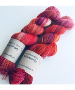WestWooly Bluefaced Leicester SW  er et blødt, lækkert og robust garn, og det kan bruges til utallige formål som sweatre, sjaler og ikke mindst strik til børn. Bluefaced Leicester er en britisk fårerace og garnet er i folkemunde kaldet Britisk Kasmir Materiale: Bluefaced Leicester 100 % Vejledende pinde: 3,5-4,5 mm Vejledende strikkefasthed: 22-30 masker pr 10 cm Løbelængde: 400 m pr fed a' 100 g Vaskeanvisning: håndvask, gerne i i uldsæbe, centrifugeres i maskine, tørres liggende Jeg håndfarver alle fed i små partier, husk derfor at bestille fed nok til dit projekt Håndfarvet garn er et spændende og interessant materiale at arbejde med.  Alle fed er farvet i hånden og helt unikke.Derfor vil der opleves forskelle i de enkelte fed. Når du strikker med håndfarvet garn, kan du med fordel strikke med to forskellige nøgler på samme tid. Strik eks. 2-5 omgange med hvert nøgle, hvormed du  