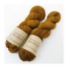 WestWooly merino SW 325 er et meget blødt og lækkert håndfarvet garn. Garnet er meget behageligt at bære og brug af en følgetråd er ikke et must. Garnet er spundet tæt hvilket bevirker, at det færdige arbejde ikke 