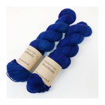WestWooly Bluefaced Leicester SW  er et blødt, lækkert og robust garn, og det kan bruges til utallige formål som sweatre, sjaler og ikke mindst strik til børn. Bluefaced Leicester er en britisk fårerace og garnet er i folkemunde kaldet Britisk Kasmir Materiale: Bluefaced Leicester 100 % Vejledende pinde: 3,5-4,5 mm Vejledende strikkefasthed: 22-30 masker pr 10 cm Løbelængde: 400 m pr fed a' 100 g Vaskeanvisning: håndvask, gerne i i uldsæbe, centrifugeres i maskine, tørres liggende Jeg håndfarver alle fed i små partier, husk derfor at bestille fed nok til dit projekt Håndfarvet garn er et spændende og interessant materiale at arbejde med.  Alle fed er farvet i hånden og helt unikke.Derfor vil der opleves forskelle i de enkelte fed. Når du strikker med håndfarvet garn, kan du med fordel strikke med to forskellige nøgler på samme tid. Strik eks. 2-5 omgange med hvert nøgle, hvormed du  